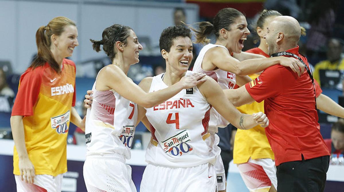 Les jugadores de la selecció de bàsquet celebren amb el seu entrenador la victòria davant Turquia i el pas a la final del Mundial. Les jugadores de la selecció de bàsquet celebren amb el seu entrenador la victòria davant Turquia i el pas a la final del Mundial.