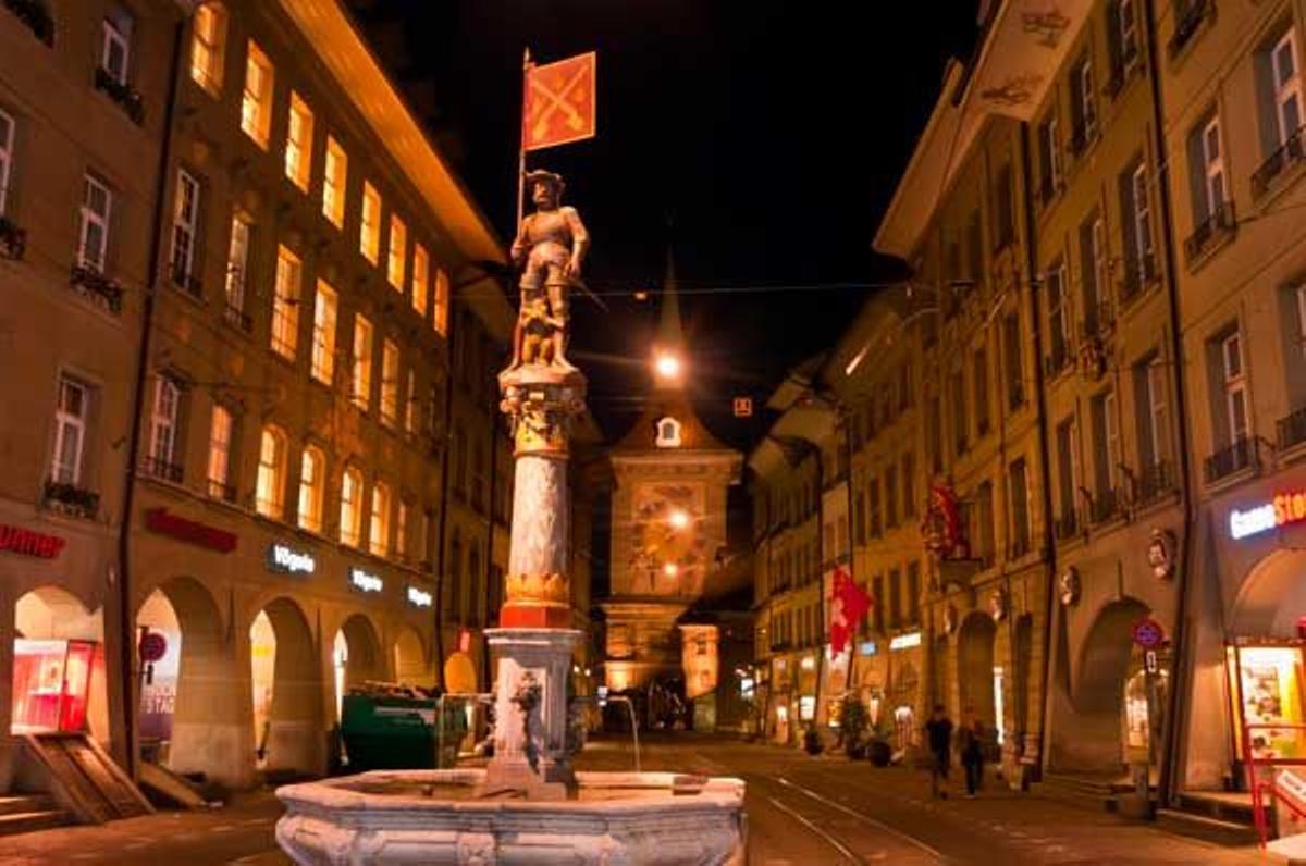 Fuente Musketeer con la Torre del Reloj a sus espaldas en Berna.