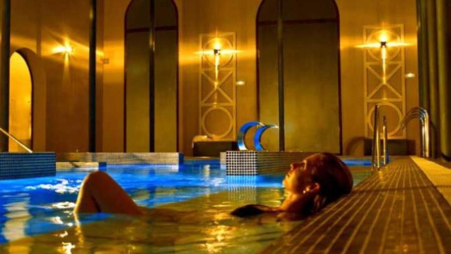 Una mujer se relaja en un spa.