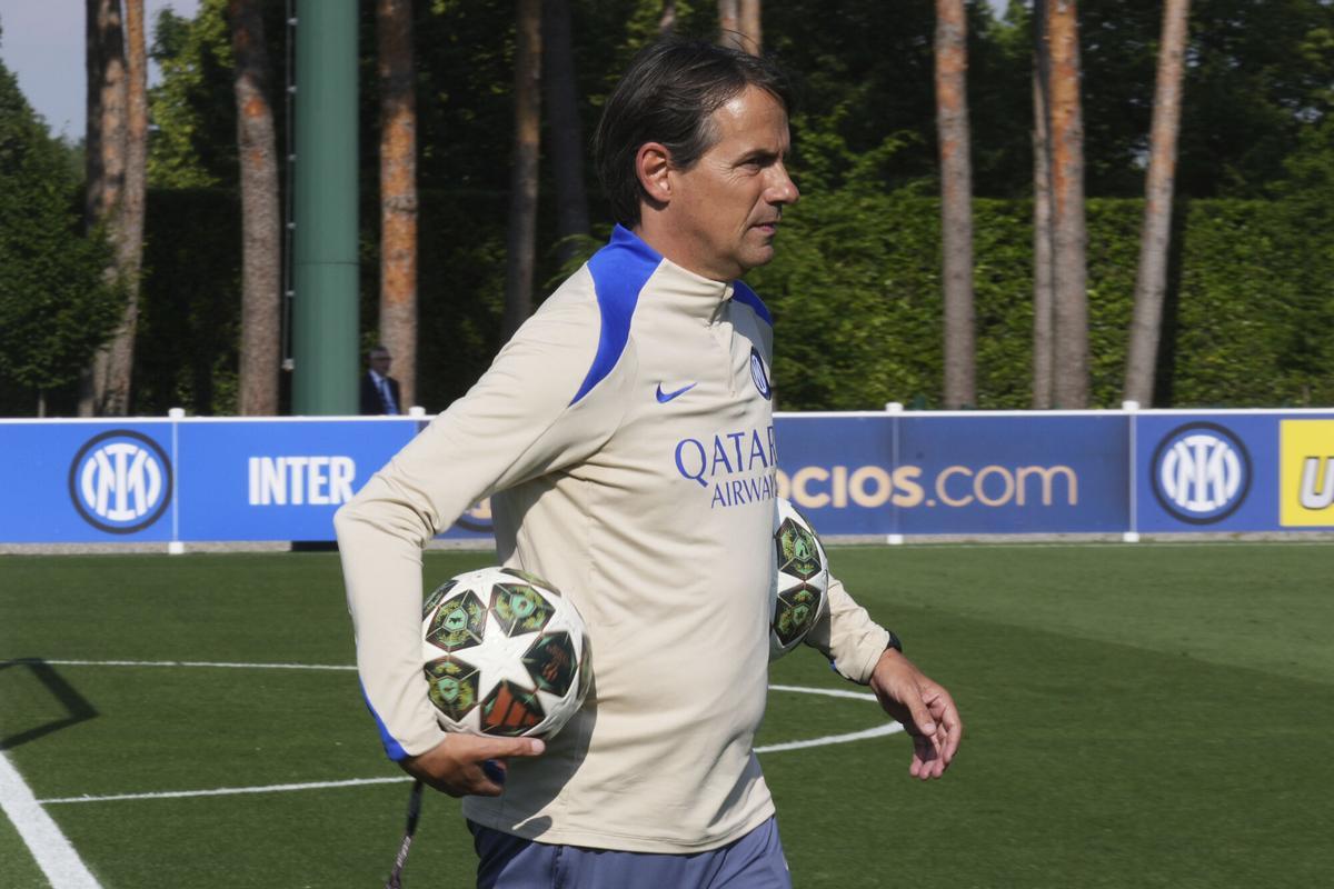 Inter Milan's head coach Simone Inzaghi holds a ball during a training session of the Champions League Media Day in view of the Saturday's Champions League final against PSG, at the Inter Milan training center, in Appiano Gentile, Italy, Monday, May 26, 2025. (AP Photo/Antonio Calanni) Associated Press / LaPresse Only italy and spain. EDITORIAL USE ONLY/ONLY ITALY AND SPAIN