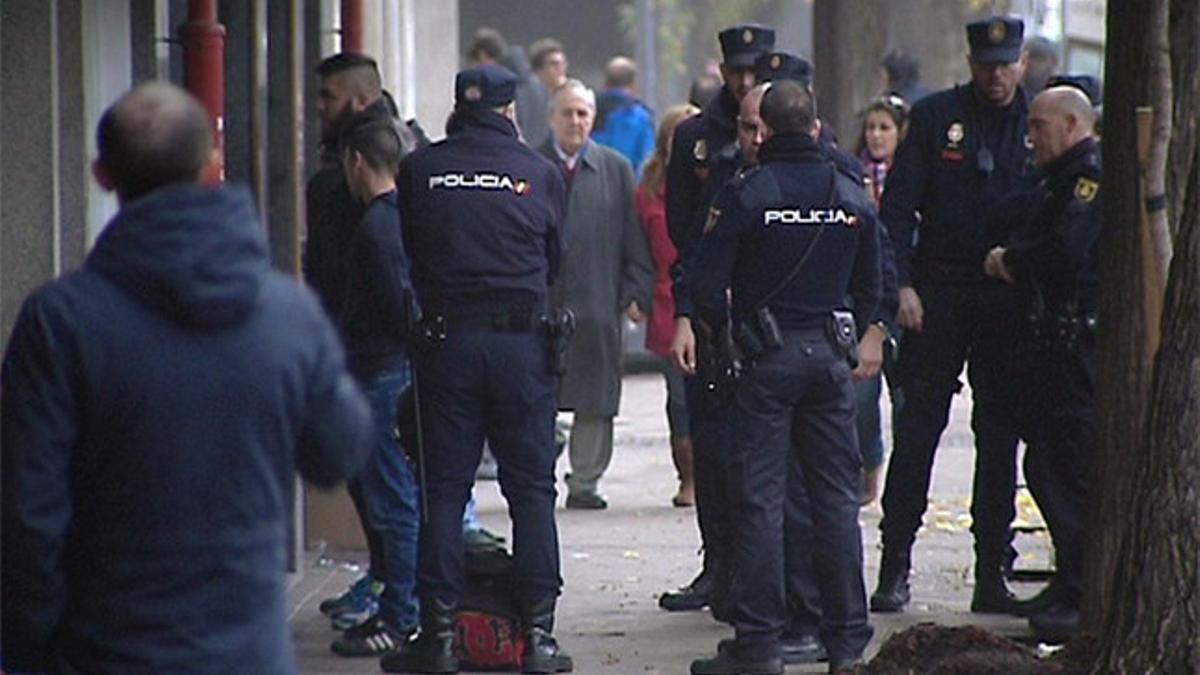 Agentes de la Policía Nacional, con algunos de los detenidos en la reyerta de Madrid Río