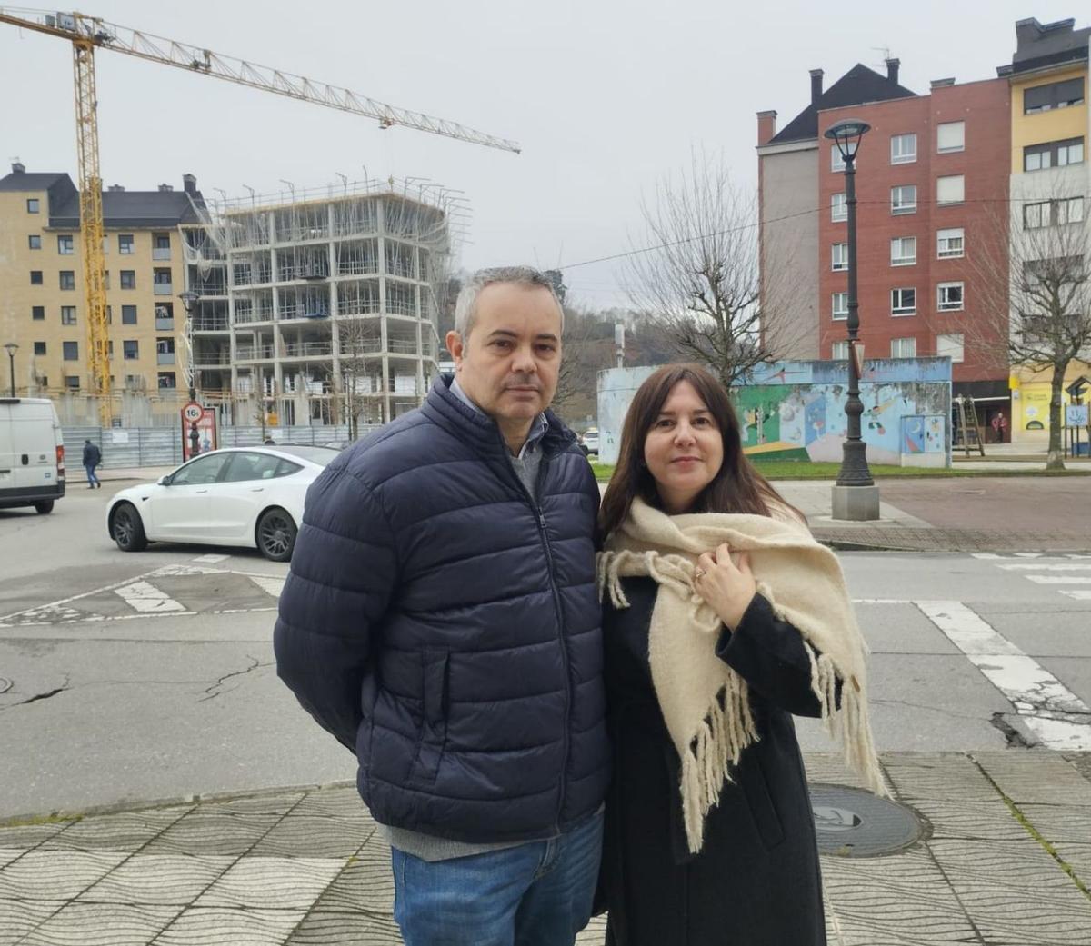 Héctor Suárez y Lilián Fernández, con un edificio en construcción al fondo.