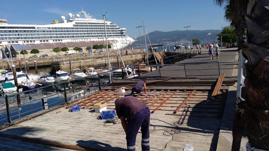 Operarios de la Autoridad Portuaria de Vigo, reparando el paseo de A Laxe.  // FdV