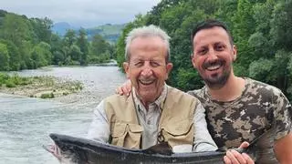 Pesca: La bonita historia de un alicantino de 87 años tras sacar un salmón en el Sella
