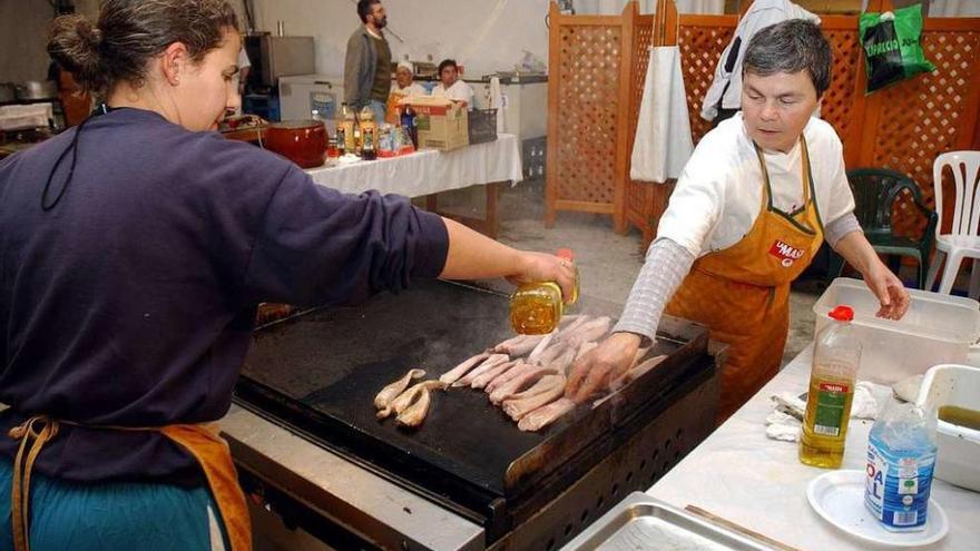 Dos cocineras preparan la raya en una pasada edición. // Rafa Vázquez