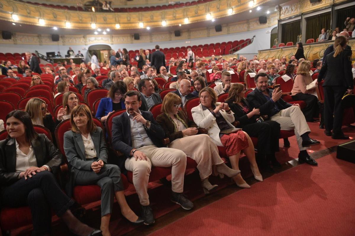 Público asistente a la gala de los Dátil d'Or con parte de la corporación municipal en las primeras filas del Gran Teatro