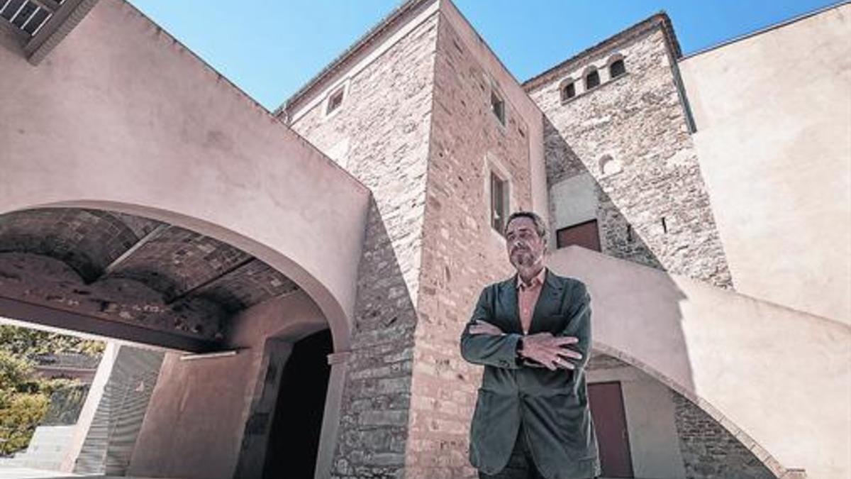 El doctor Josep Maria Padró, en la recién inaugurada escuela municipal de música en la masía de Can Fargues.