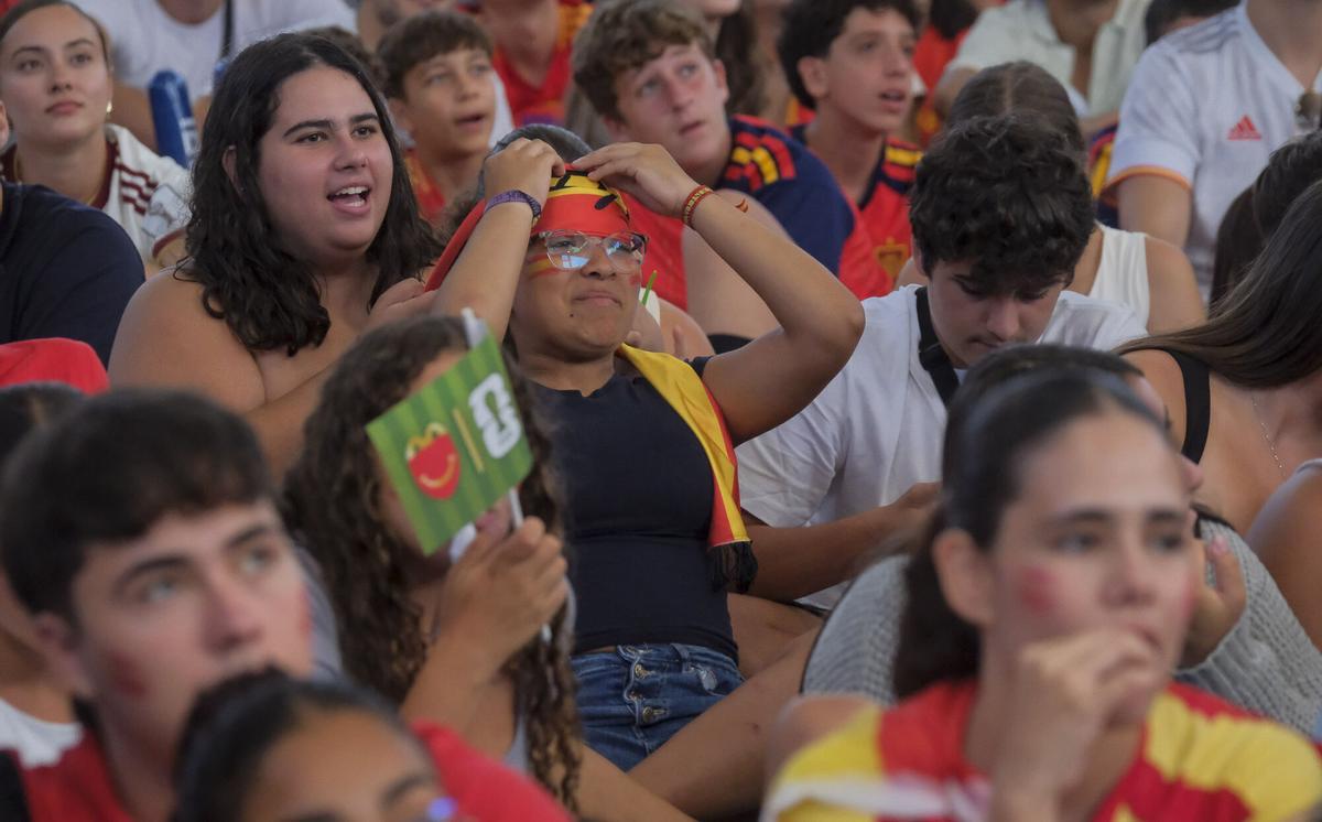 Afición española viviendo el cruce de España-Portugal en el CC Los Alisios