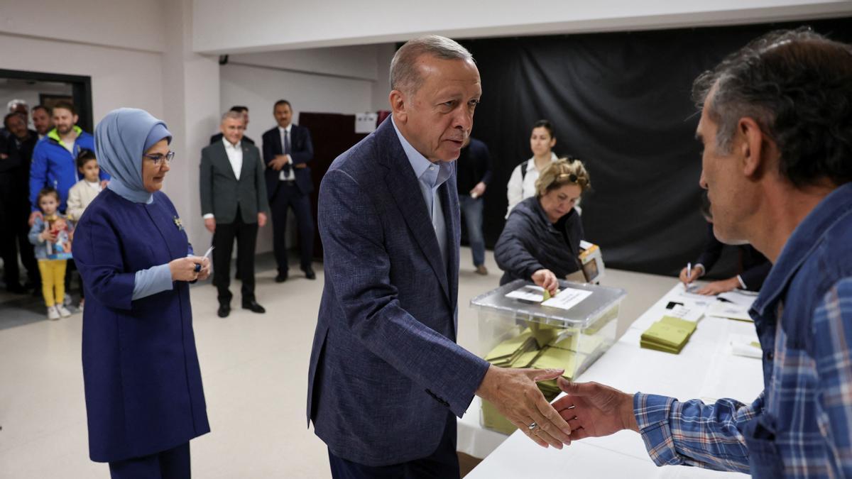 El presidente turco, Tayyip Erdogan, en un colegio electoral en Estambul, Turquía durante las elecciones generales turcas