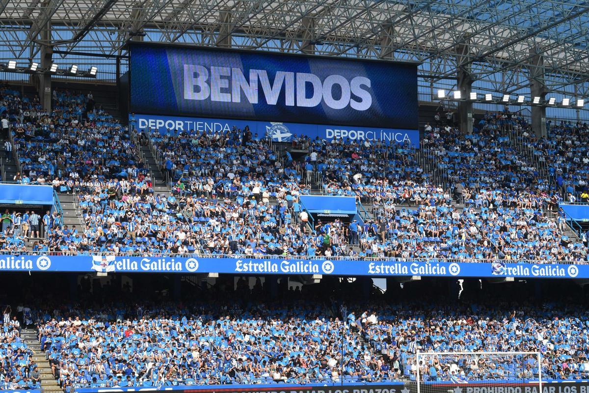 PARTIDO DE IDA DE LAS SEMIFINALES DEL PLAY OFF DE ASCENSO A SEGUNDA DIVISION DEPORTIVO - CASTELLON DISPUTADO EN EL ESTADIO ABANCA RIAZOR ( A CORUÑA ). CARTEL DE BENVIDOS JUNTO A UNA GRADA REPLETA DE AFICIONADOS.. FUTBOL. LIGA. PRIMERA RFEF FEDERACION. DEPOR. ELIMINATORIA. TEMPORADA 2022 2O23.