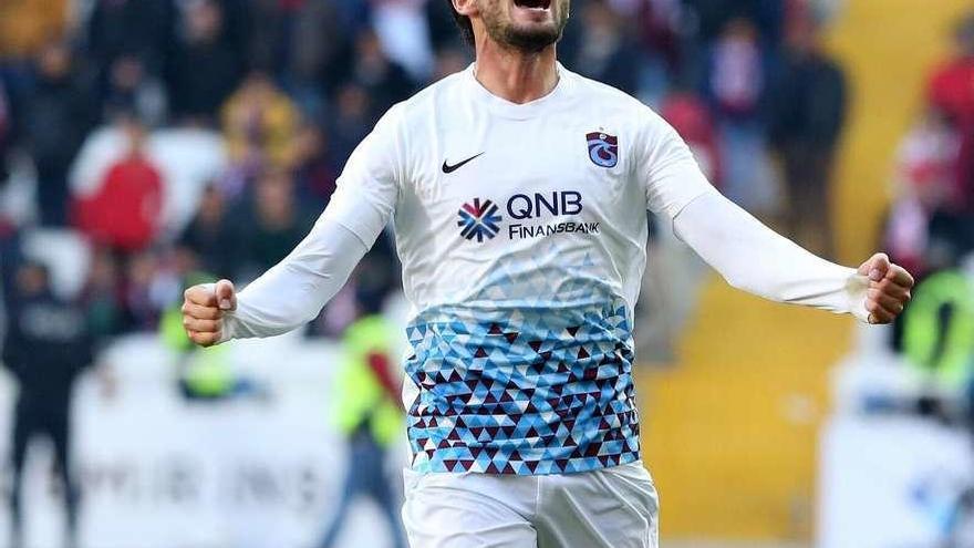 El futbolista turco Okay Yokuslu celebra un gol con el Trabzonspor la pasada temporada.