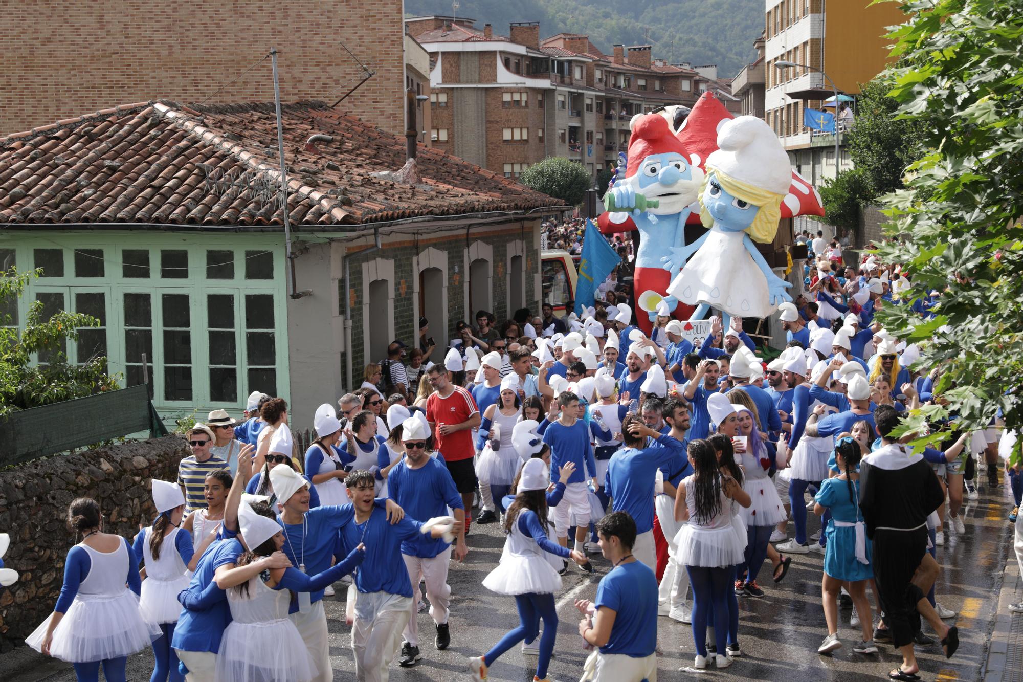 EN IMÁGENES: Cuarenta barcos y 6.000 "marineros" en un Descenso Folklórico del Nalón con mucho ritmo