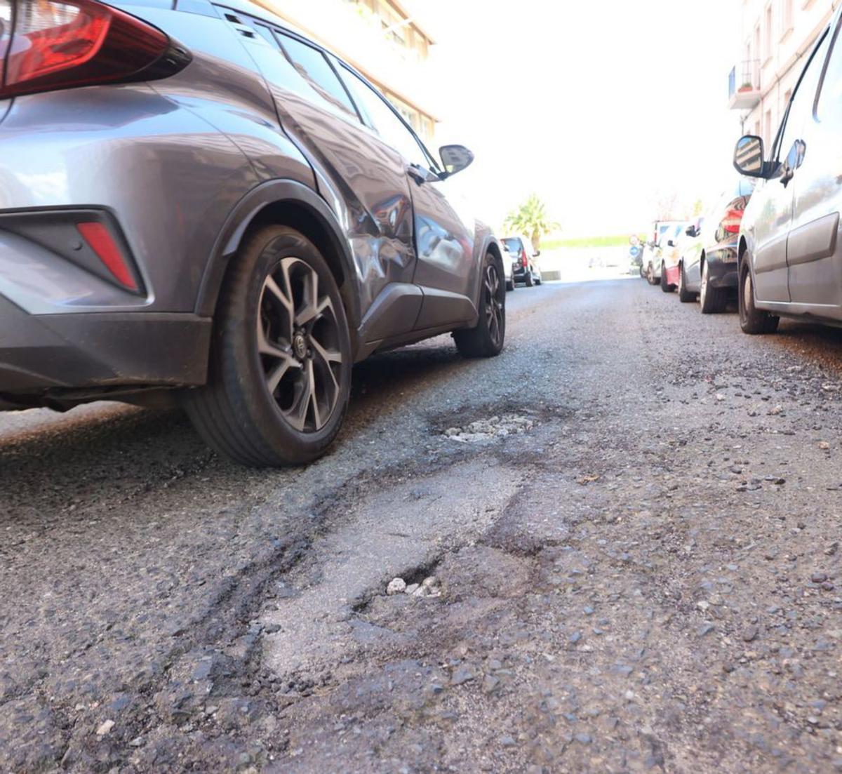 Los socavones afectan a los coches en el Metrosidero