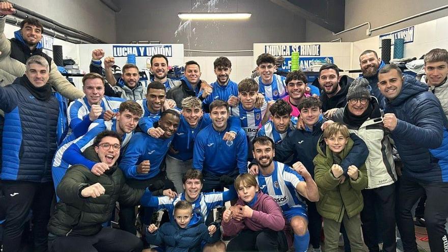 El vestuario del CF Gandia celebra un nuevo éxito