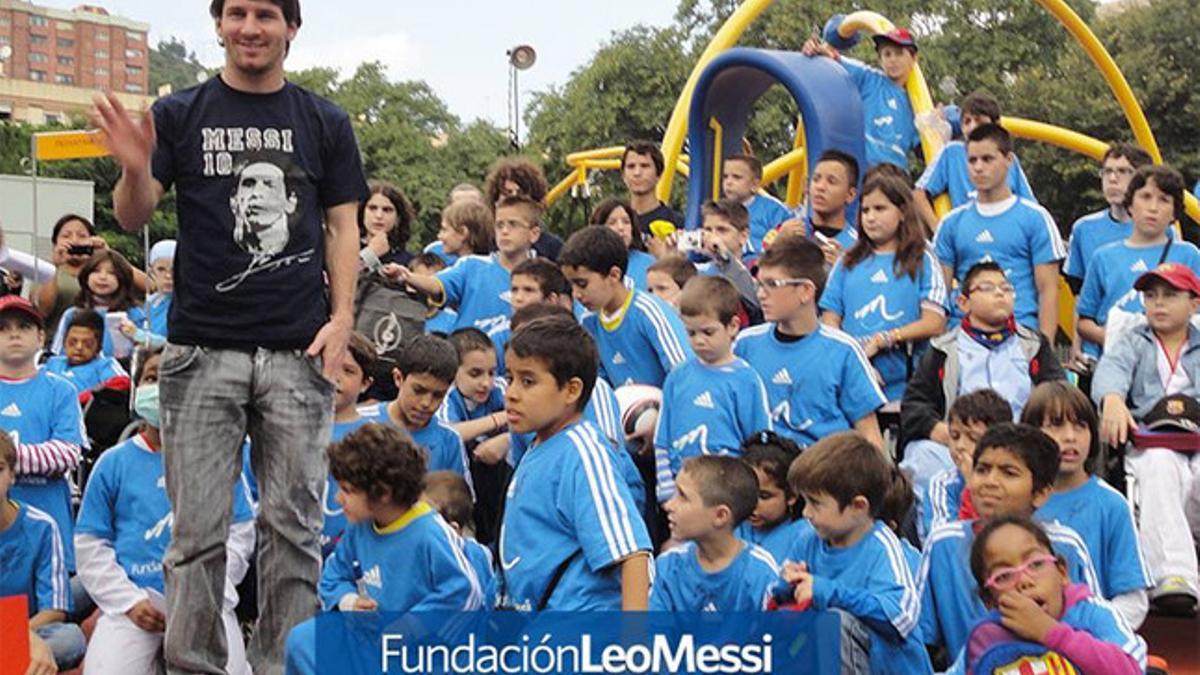 Messi, con niños con la camiseta de su fundación