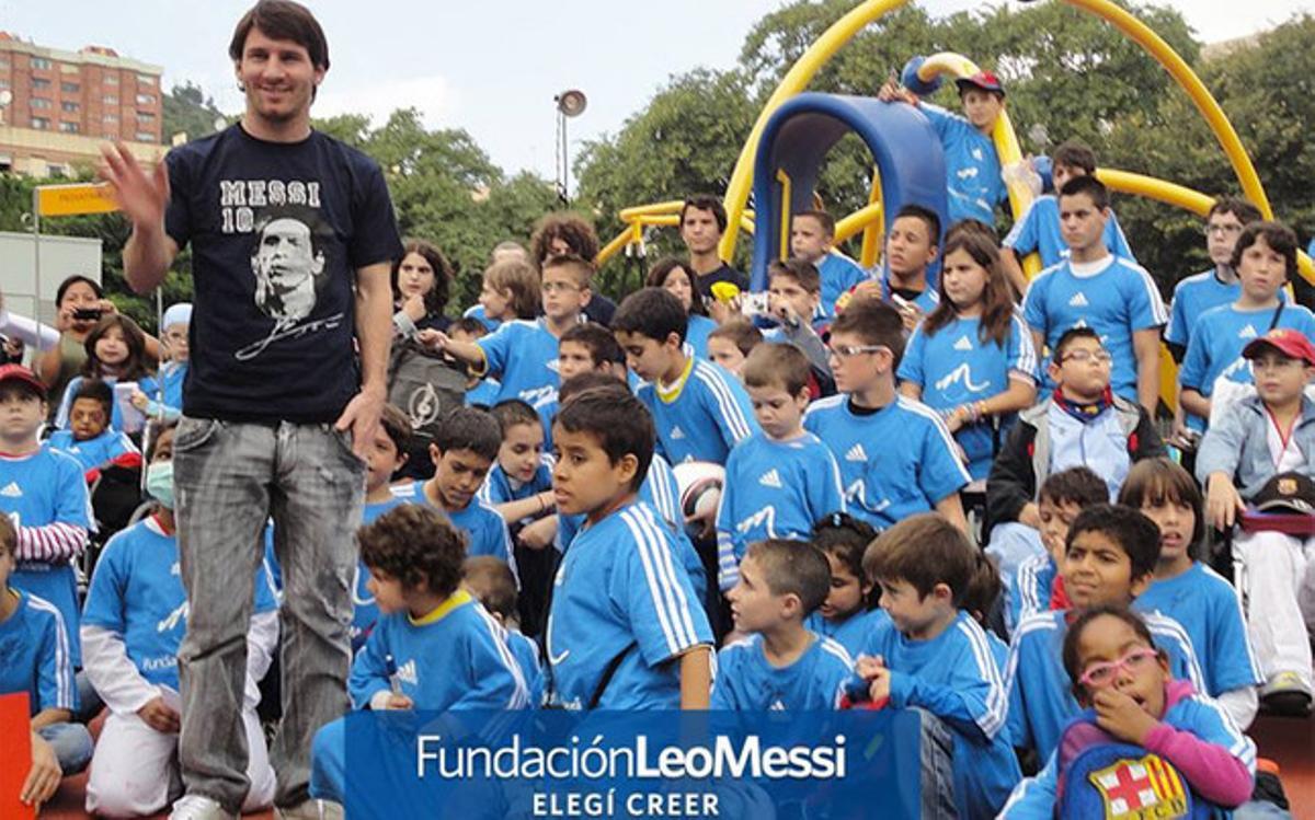Messi, con niños con la camiseta de su fundación