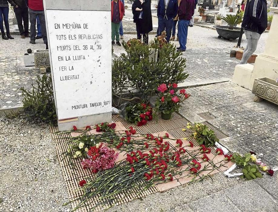 Lápida que recuerda a los asesinados en el cementerio de Montuïri.