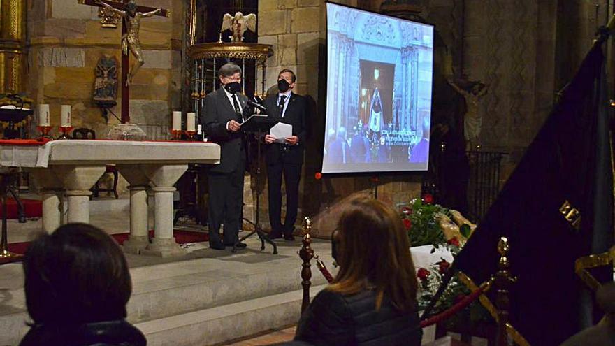 Lectura mientras procesiona virtualmente la Verónica, en Benavente. | E. P.