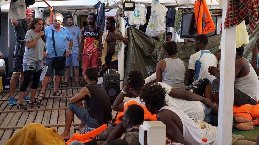 El alcalde de Lampedusa, Salvatore Martello, durante una visita ayer al &quot;Open Arms&quot;. // Efe