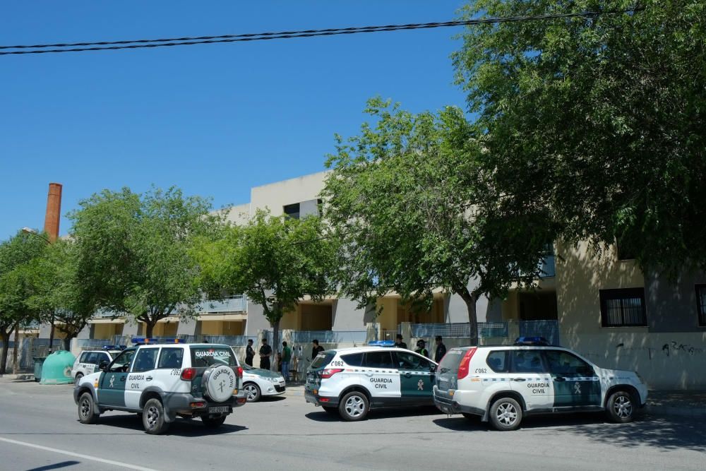 Guardia Civil y Policía Local despliegan un amplio dispositivo en el marginal distrito para detener al autor y restablecer la calma entre los dos clanes enfrentados