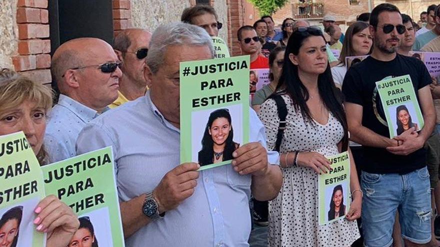 Personas se concentran en recuerdo a Esther López en Traspinedo.