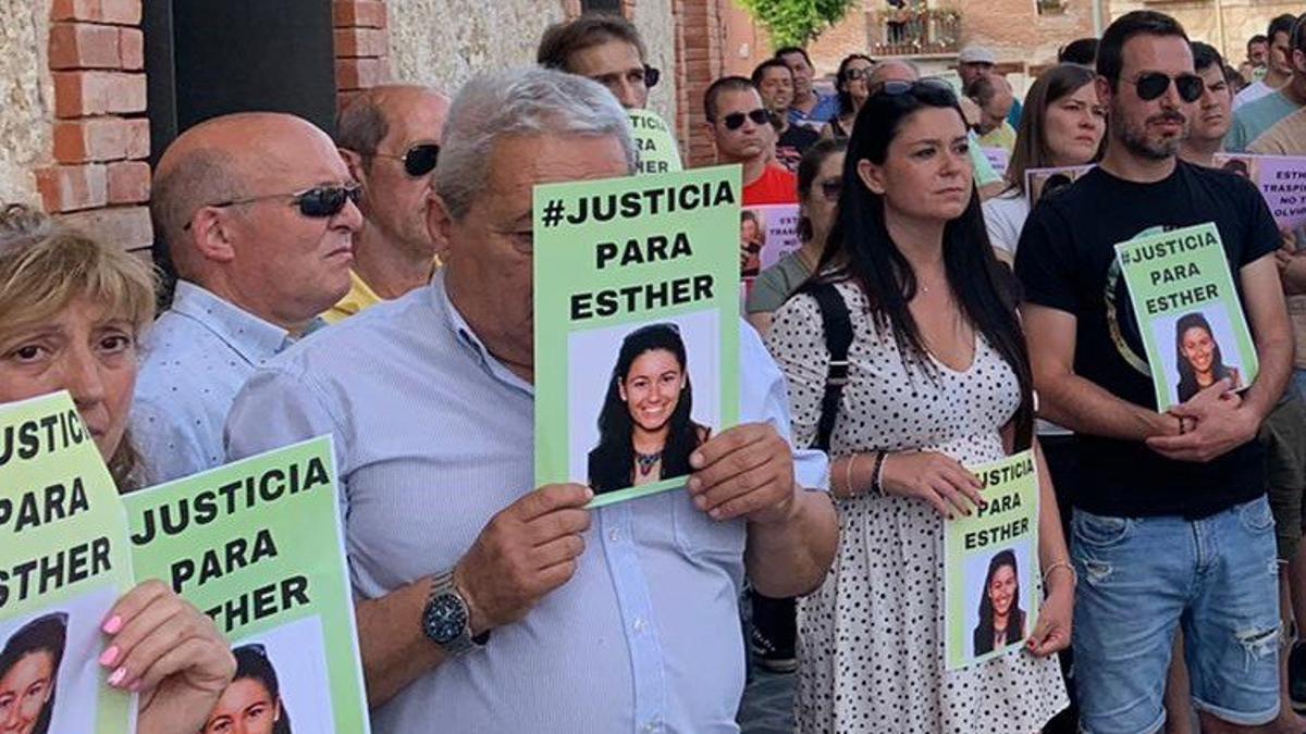 Personas se concentran en recuerdo a Esther López en Traspinedo.