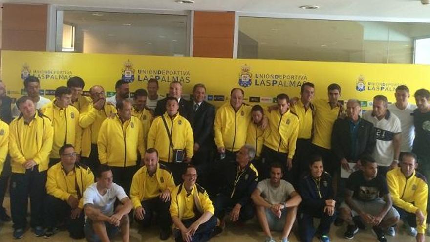 La plantilla del equipo &#039;i&#039; con integrantes de la primera plantilla amarilla y el presidente Ramírez