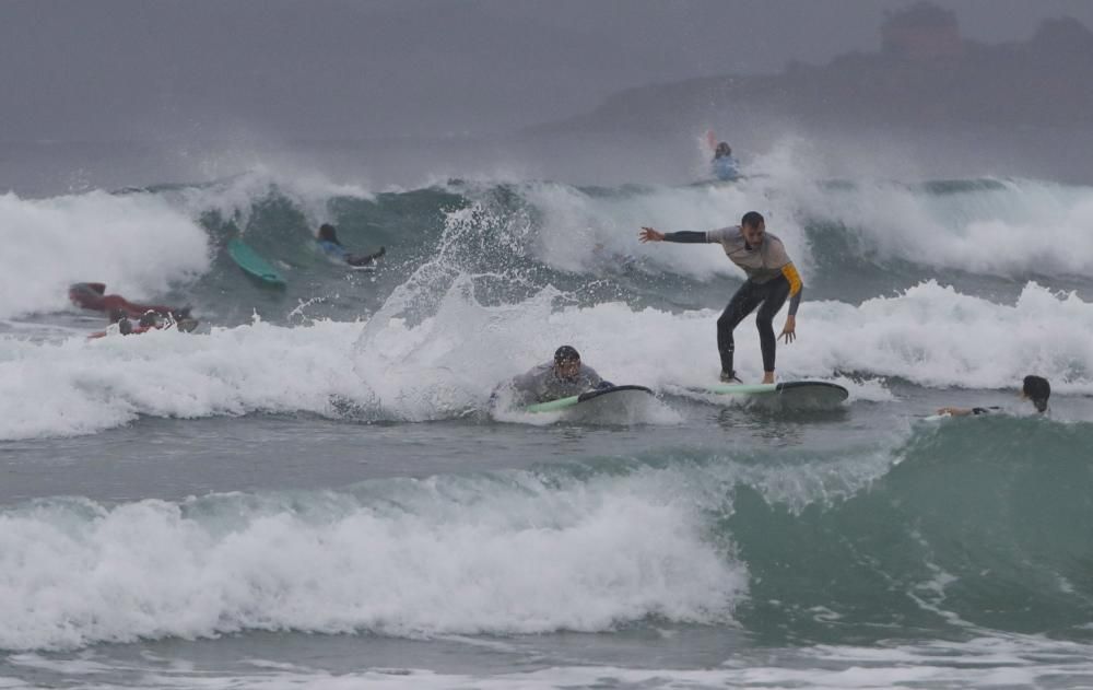 Los surfistas disfrutan de las olas en Patos