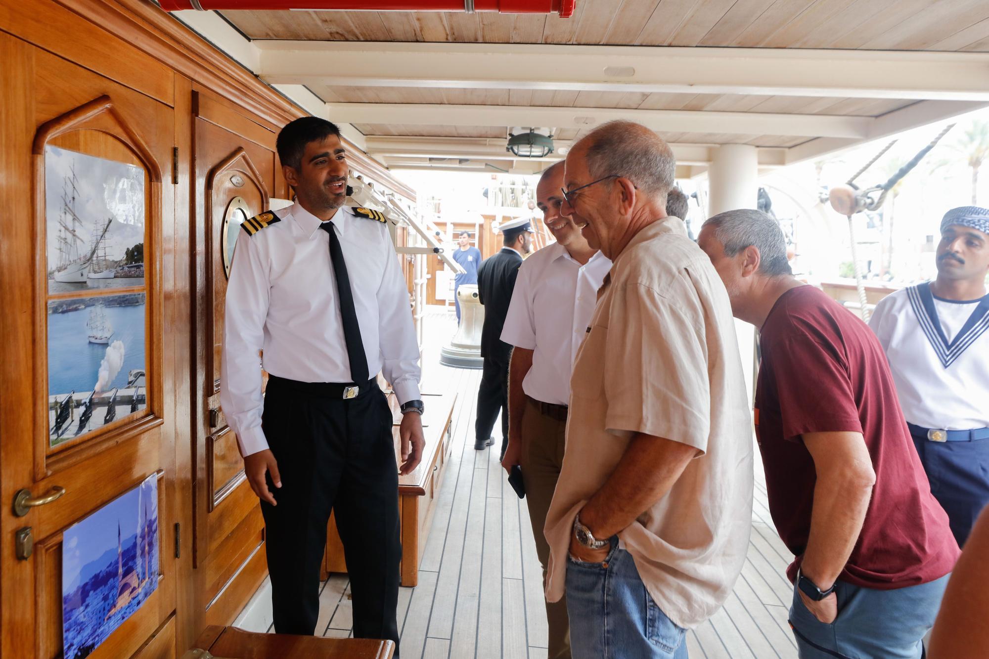 Jornada de puertas abiertas en el velero de Omán barco escuela 'Royal Shabab Omán 2'