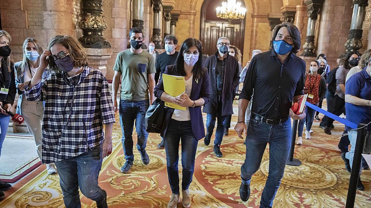 Eulàlia Reguant (CUP), Marta Vilalta (ERC) i Francesc de Dalmases (Junts), ahir al Parlament.  | FERRAN NADEU