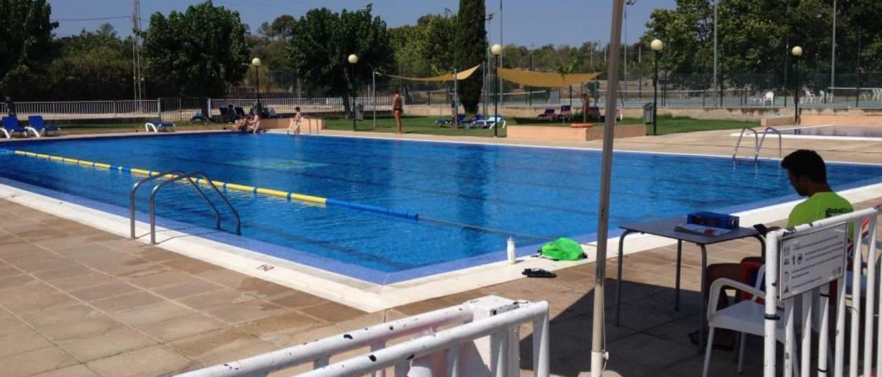 La piscina pública de Sineu, el miércoles. La masificación se produce durante los fines de semana.