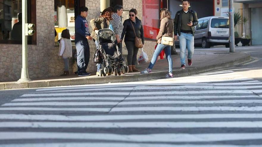 Paso de cebra de la calle Madrid, con el bordillo sin rebajar.