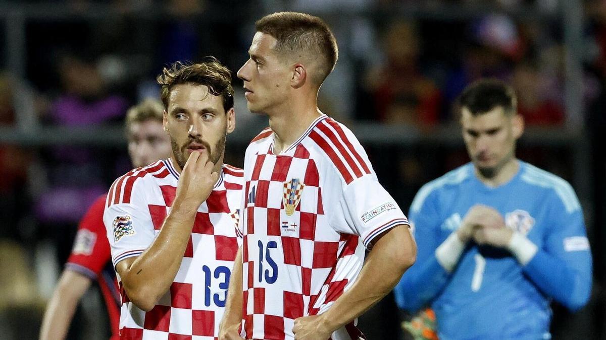 Nikola Vlasic y Mario Pasalic, de Croacia, tras el partido ante Inglaterra en la Nations League