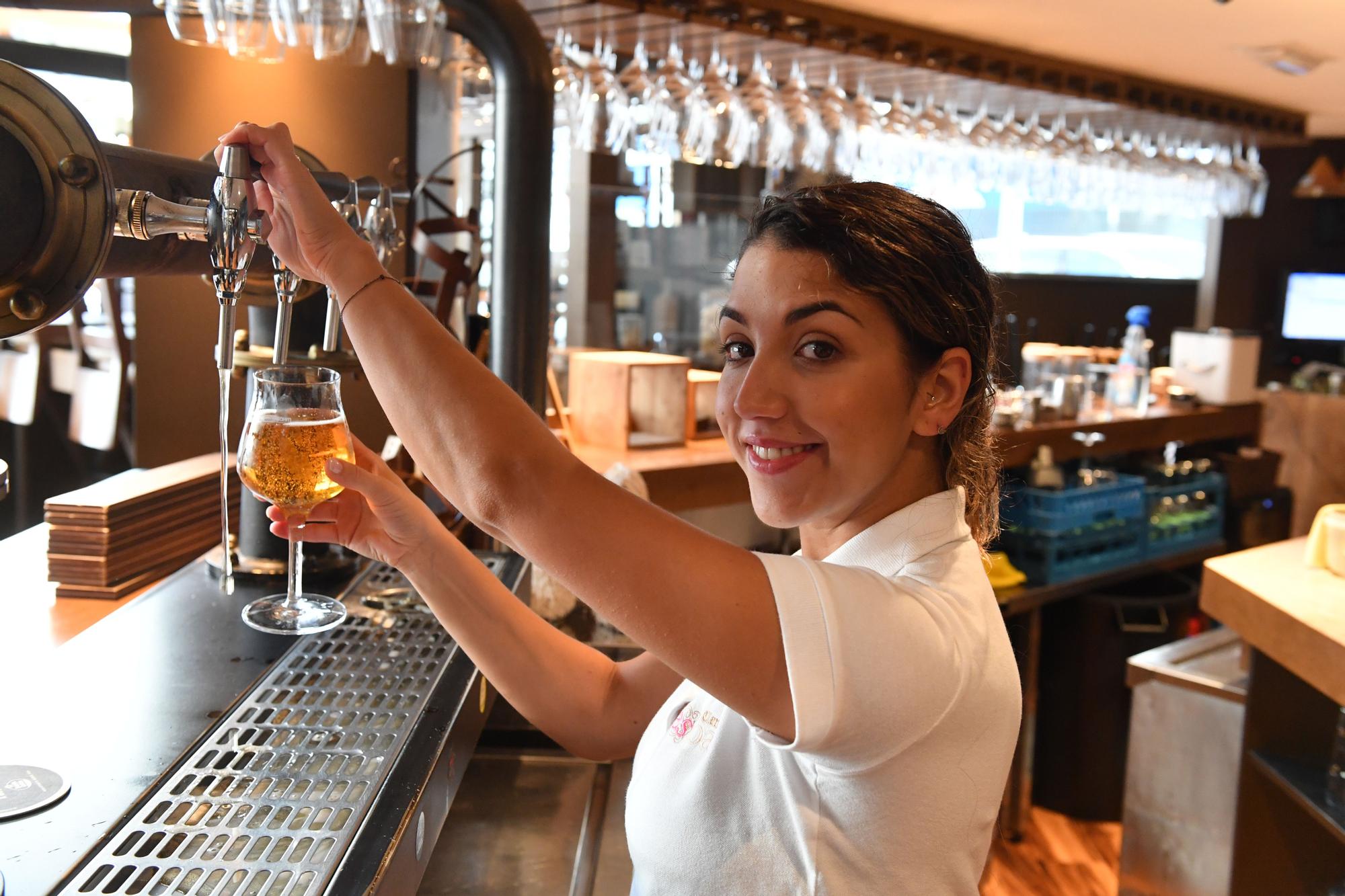 Judith Ínsua, ganadora del Concurso de Tiraje de Cerveza de Estrella Galicia en el Forum Gastronómico de A Coruña