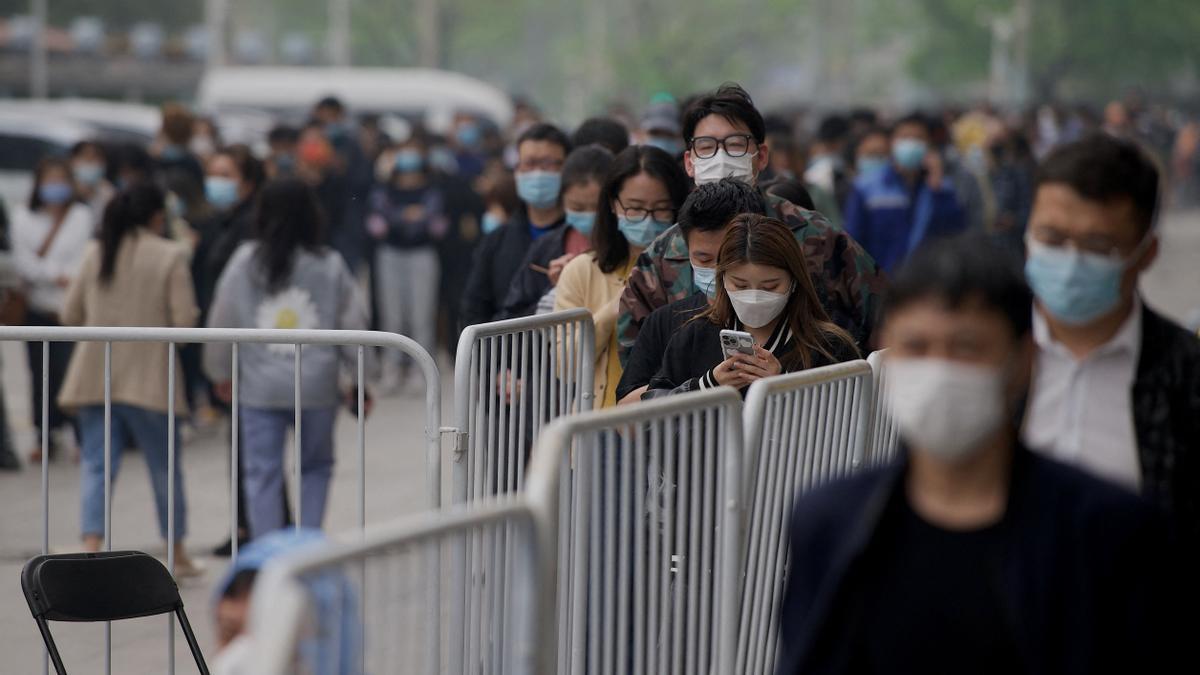 Cola de gente para la realización de un test de coronavirus en Pekín