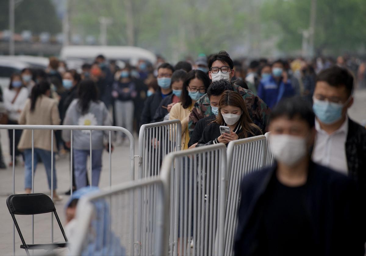 Cola de gente para la realización de un test de coronavirus en Pekín.