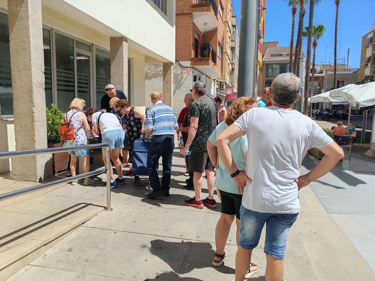 Vecinos y vecinas de Vilamarxant durante la recogida de firmas.