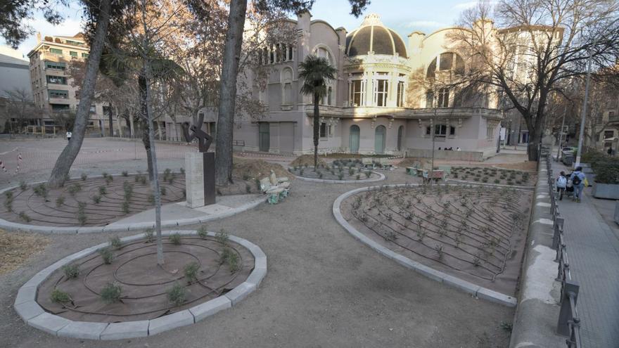 El jardí situat en una banda del pati del Casino de Manresa canvia del tot el seu aspecte