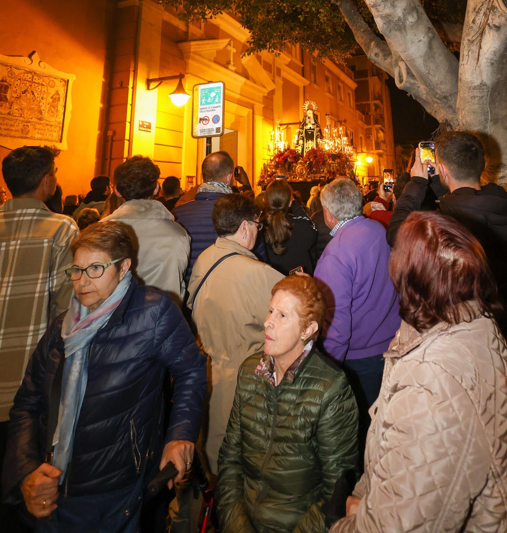 Semana Santa Marinera: La Dolorosa procesiona por el Cabanyal