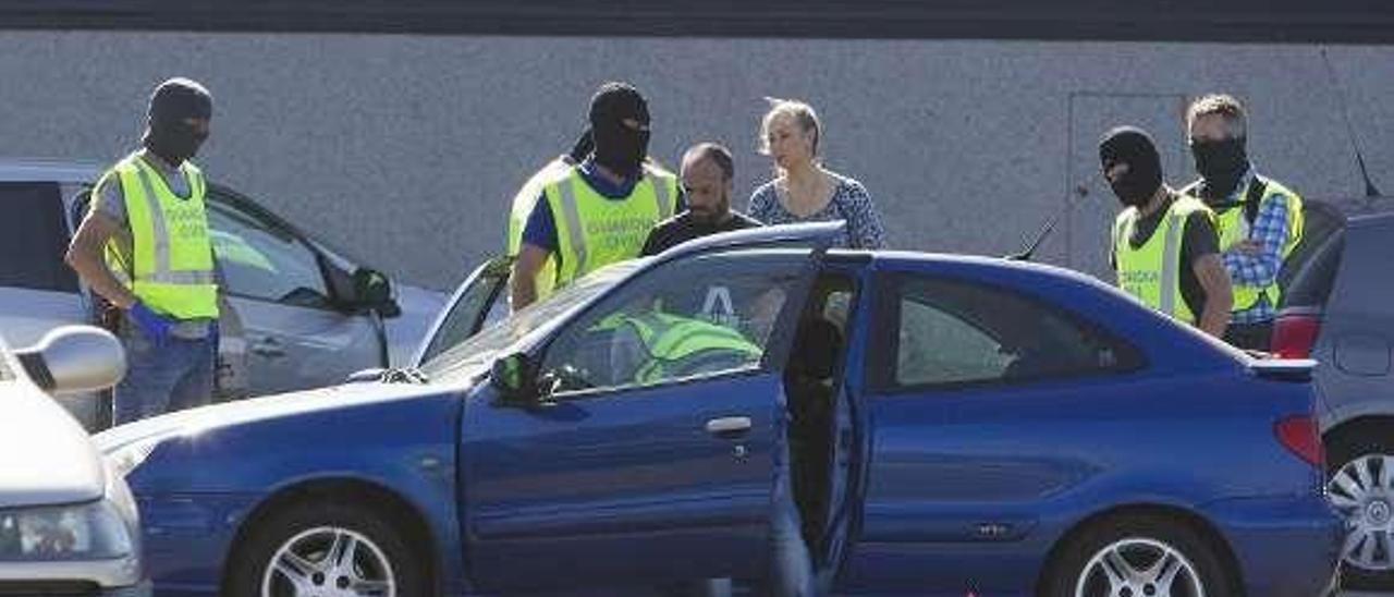 La Guardia Civil, con el detenido, ayer, en Santiago.