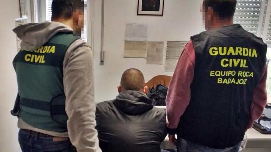 La Guardia Civil detiene al atracador de la CajaRural de Extremadura en Alburquerque
