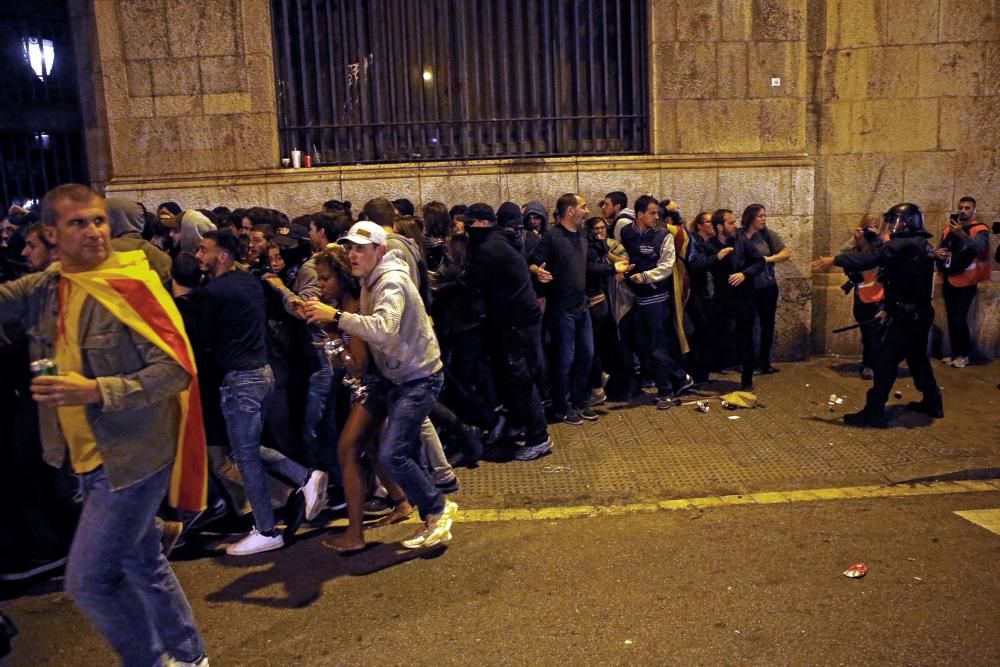 Els Mossos carreguen contra manifestants concentrats a Via Laietana