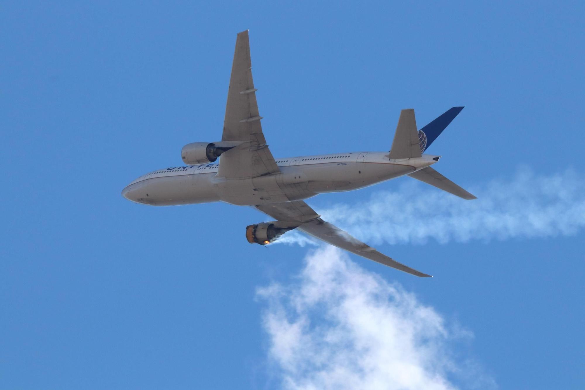 Imagen del avión con su motor derecho en llamas.