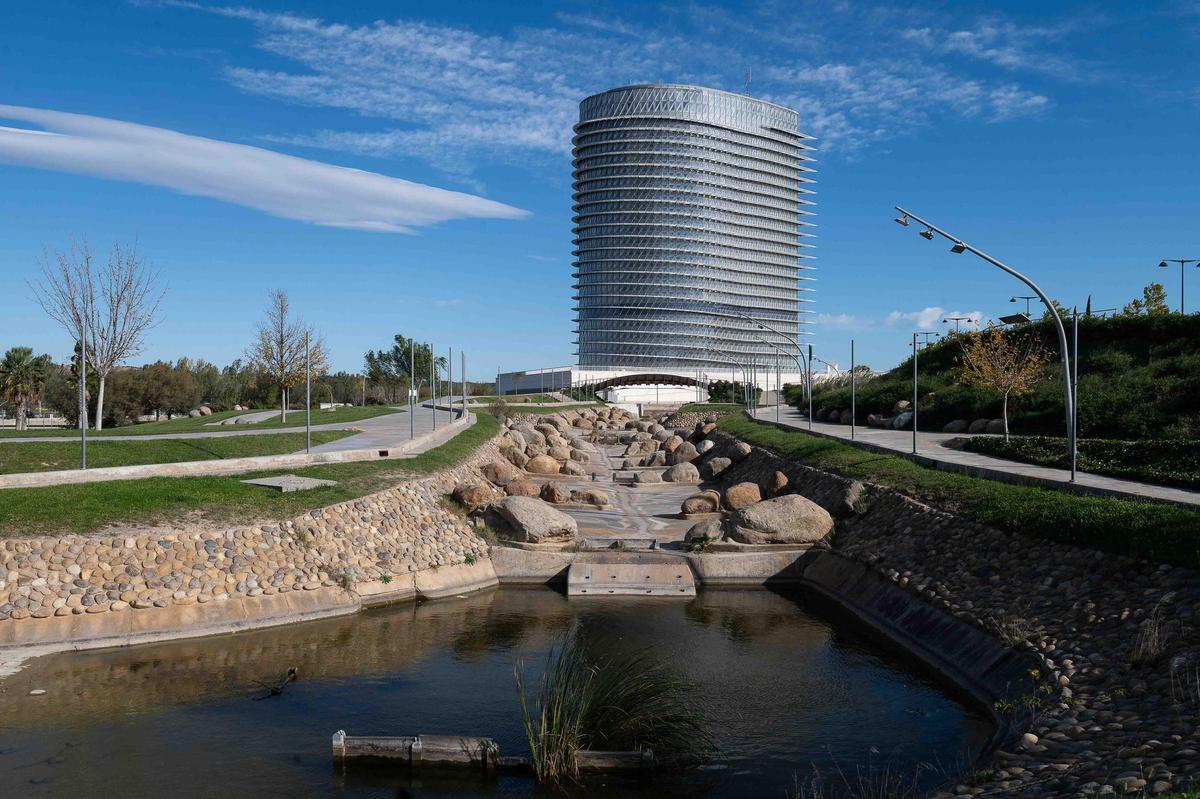 Agua estacada en el Canal de Aguas Bravas de la Expo.