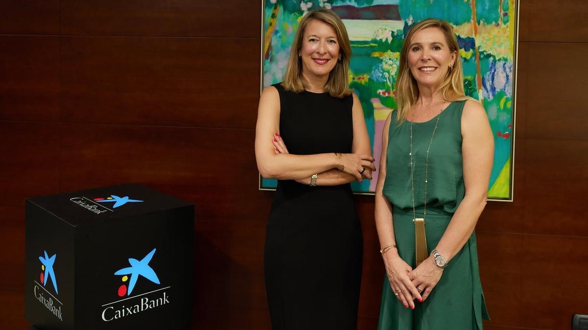 María Cruz Rivera, directora territorial de CaixaBank en Baleares, y Begoña Amengual, Premio Mujer Empresaria CaixaBank Baleares