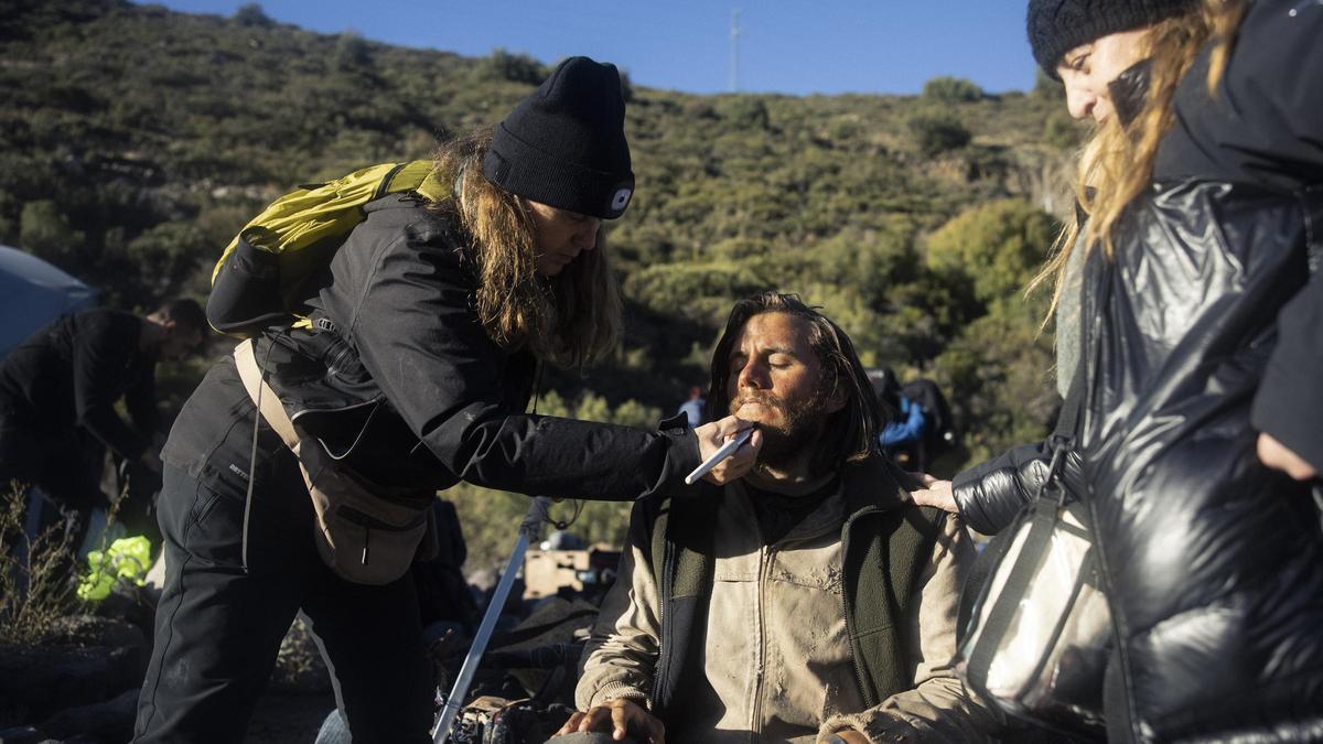 Las maquilladoras de 'La sociedad de la nieve' durante el rodaje