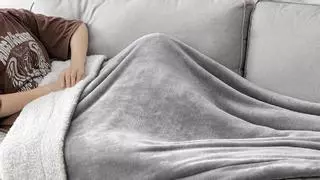 La manta que arrasa en Amazon para el sofá o la cama, cuesta ahora 11€