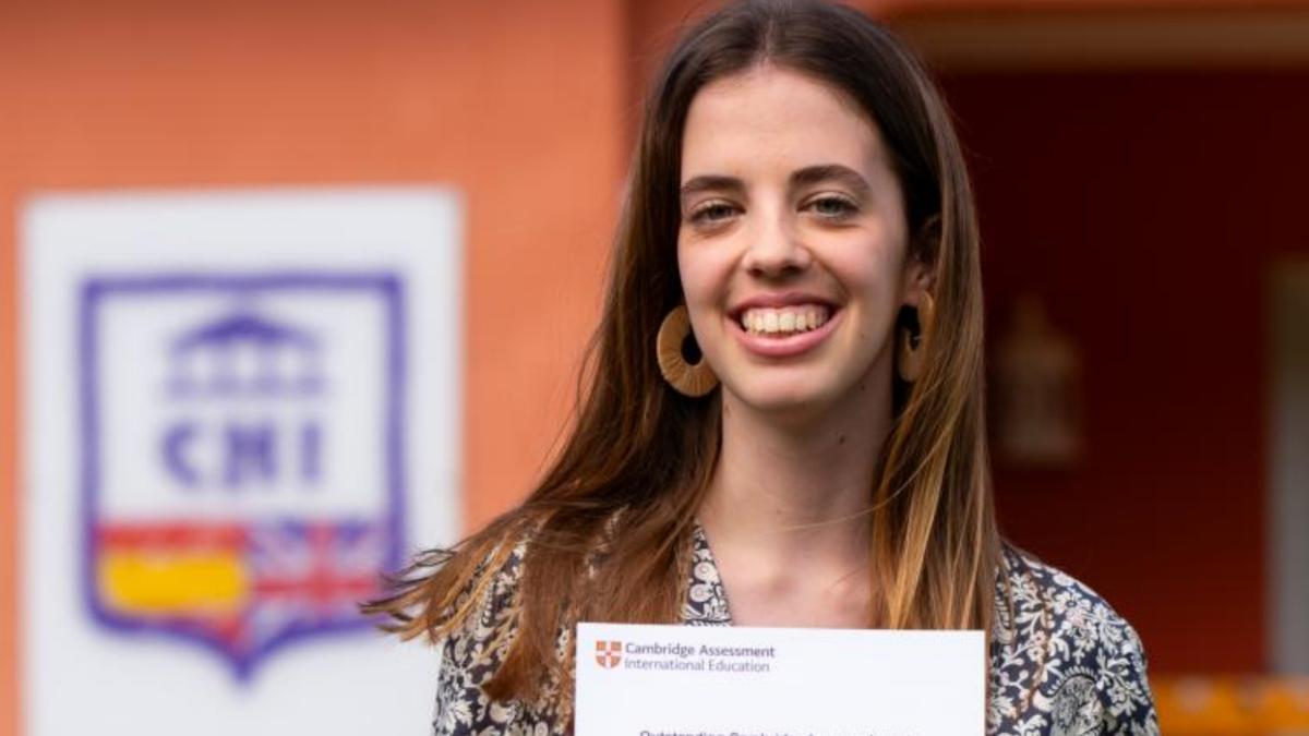 Natalia Menéndez Pérez posa con su diploma en el Colegio Hispano Inglés.