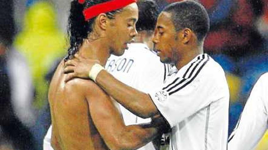 Ronaldinho y Robinho (d) se saludan tras el clásico de la temporada 2006/2007.