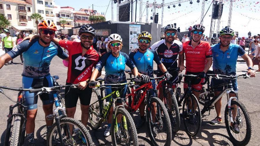 Miembros del grupo de montaña Ichasagua Bike, al mediodía de ayer en la plaza de la Patrona.